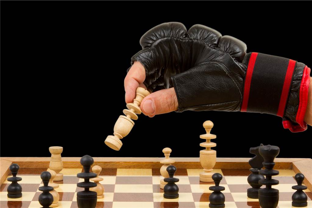 Mehr Bewegung: 7 ungewöhnliche Sportarten zum Ausprobieren hand mit boxhandschuh spielt schach