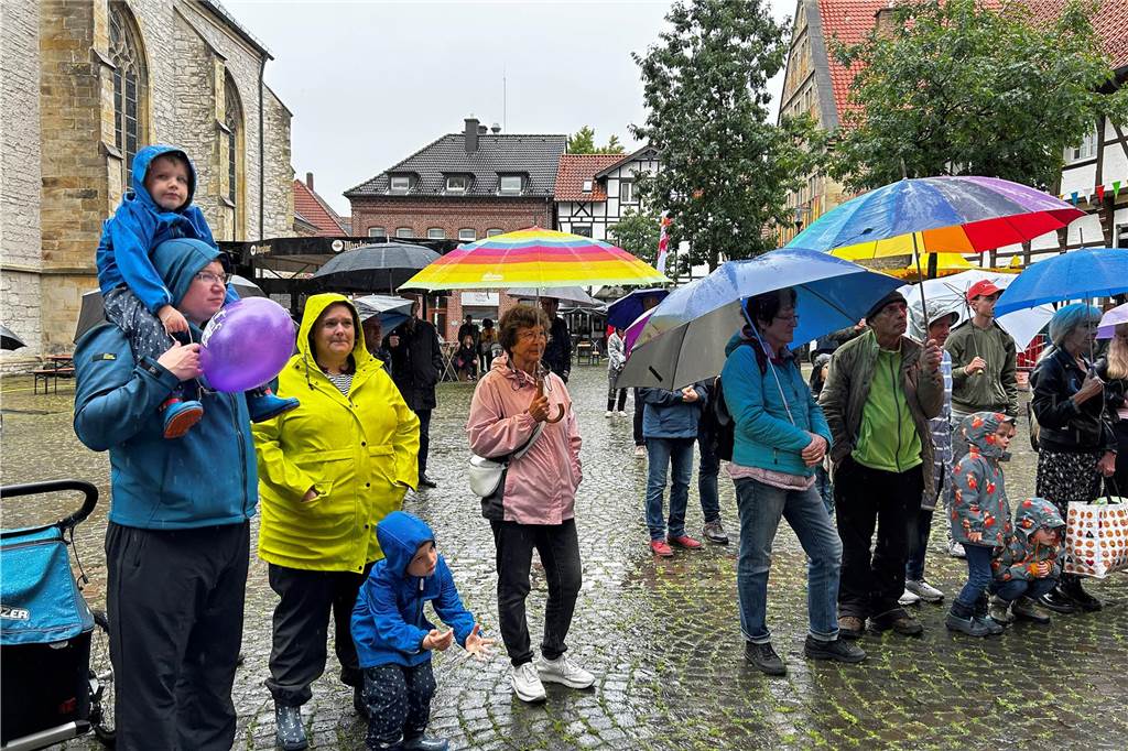 Schade, dass es sich ausgerechnet zur Eröffnung eingeregnet hat. So erleben nur einige Dutzend Zuschauer den offiziellen Auftakt.