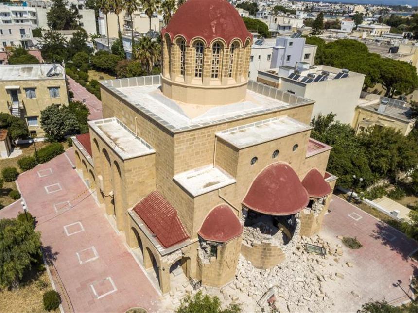 Seebeben vor Kos versetzt Urlauber in Angst Schäden an einer Griechisch-orthodoxe Kirche sind auf Kos nach einem starken Erdbeben zu sehen. Foto: Nikiforos Pittaras