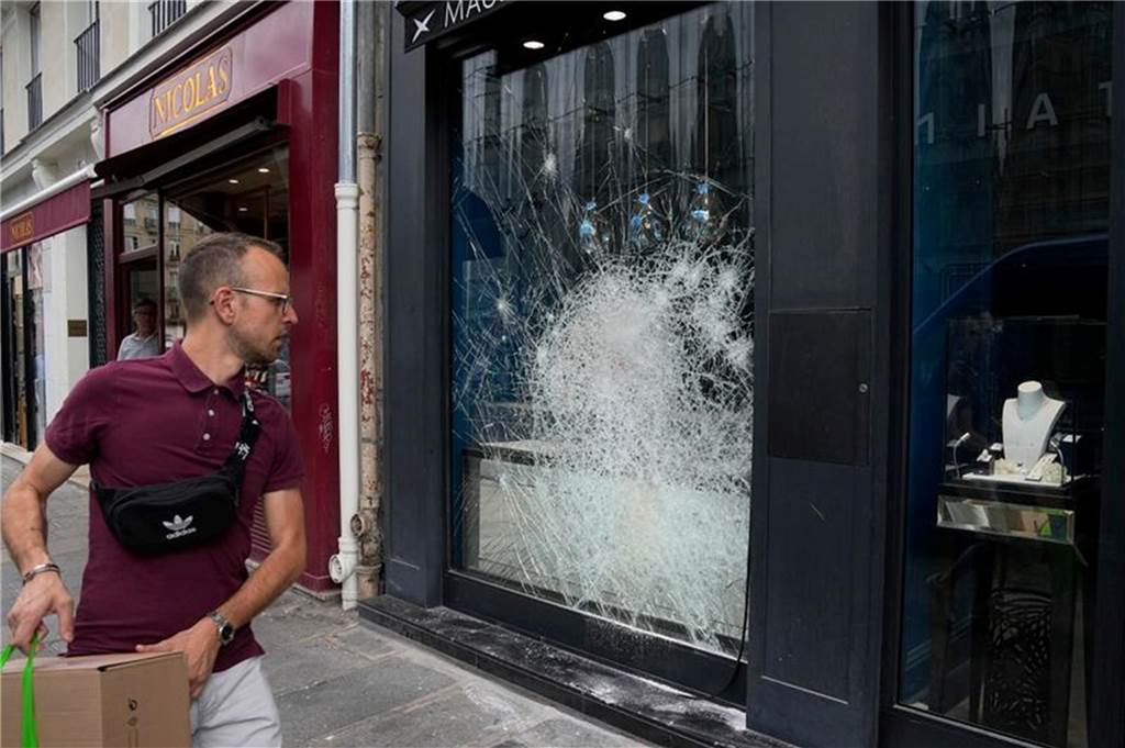 Nach Unruhen und Krawallen: Frankreich ringt um politische Konsequenzen Schäden in Frankreichs Hauptstadt Paris nach den Krawallen infolge von Polizeigewalt. Foto: Michel Euler/AP/dpa