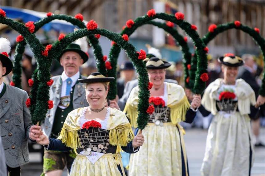 9000 Trachtler ziehen zur Wiesn Schäffler ziehen zum Münchner Oktoberfest. Foto: Matthias Balk