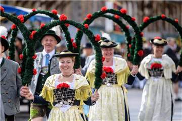 Schäffler ziehen zum Münchner Oktoberfest. Foto: Matthias Balk