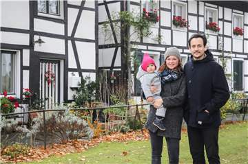 Schätzen die Fachwerk-Idylle im Ortskern und die Freundlichkeit der Menschen: die Neu-Brechtener Laura Seifert und Matthias Kossow mit Töchterchen Frieda.