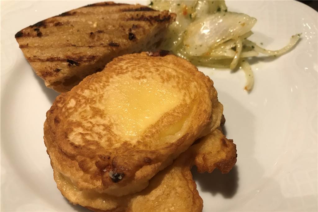 Seit 39 Jahren bietet das „Adriatik“ Balkanküche in der Innenstadt von Lünen Schafskäse im Bierteig wird mit geröstetem Brot und eingelegten Zwiebeln serviert.