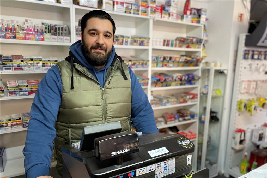 Schaker Kassem möchte Ex-Kiosk zu einem Mini-Supermarkt machen Schaker Kassem, Betreiber des "Lüdo Mini-Markts" in der Limbecker Straße in Lütgendortmund, steht hinter der Kasse seines Ladens.