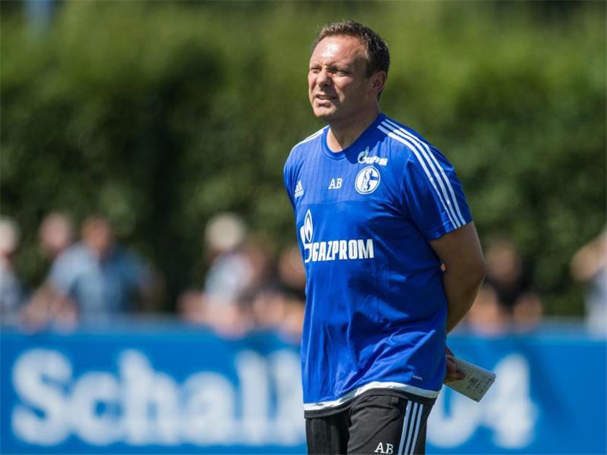 Neues System: Schalke erstmals ohne Gegentor Schalke-Coach André Breitenreiter wird mit den Königsblauen noch ein zweites Trainingslager bestreiten. Foto: Bernd Thissen