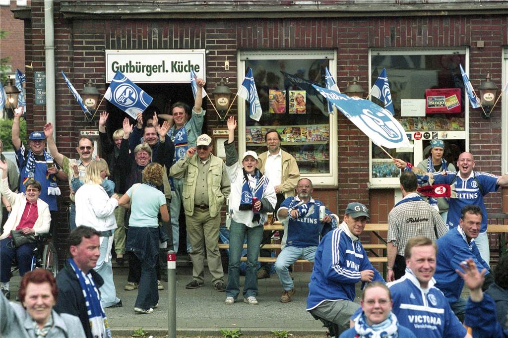 „Schalke steht am Scheideweg“: Kulturwissenschaftler Grütter analysiert den Revierfußball Schalke-Fans bejubeln den Sieg im DFB-Pokal am 11. Mai 2002