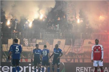 Schalke-Fans zünden Pyrotechnik. Foto: Arne Dedert