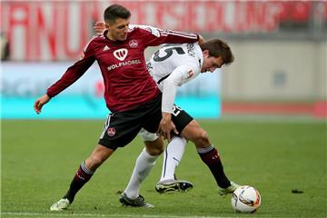 Schalke hat großes Interesse an der Verpflichtung von Nürnbergs Alessandro Schöpf (l.)