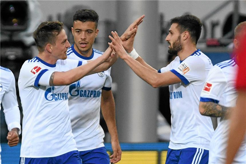 Fünf Gründe für den Schalker Aufschwung Schalke, hier mit Bastian Oczipka, Franco di Santo und Daniel Caligiuri (v.l.), jubelt: Erstmals nach 19 Monaten stehen die Königsblauen in der Bundesliga wieder auf einem Champions-League-Platz.