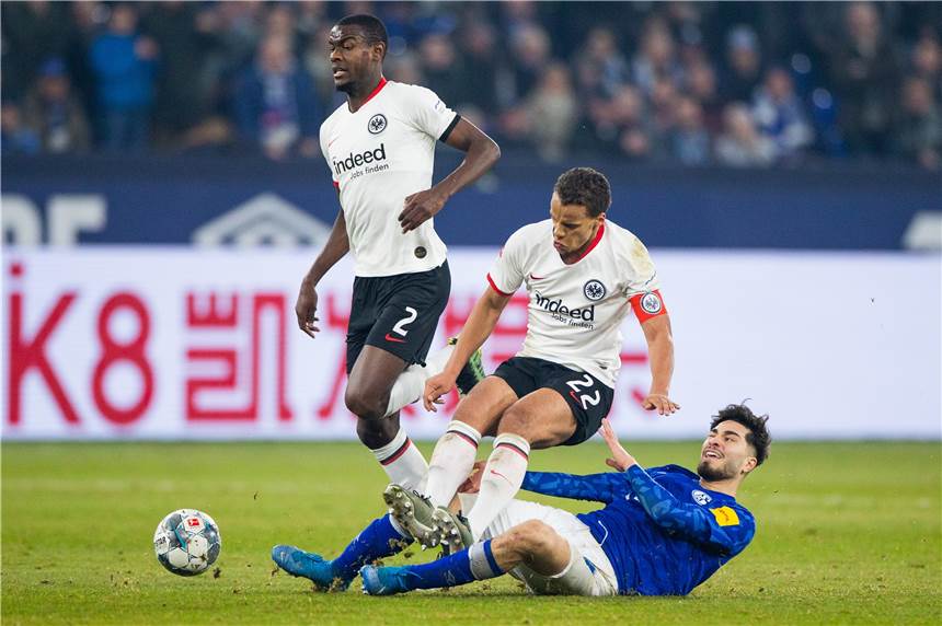 Schalke trotzt allen Widerständen Schalke kämpft um jeden Zentimeter, wie hier Suat Serdar (r.).