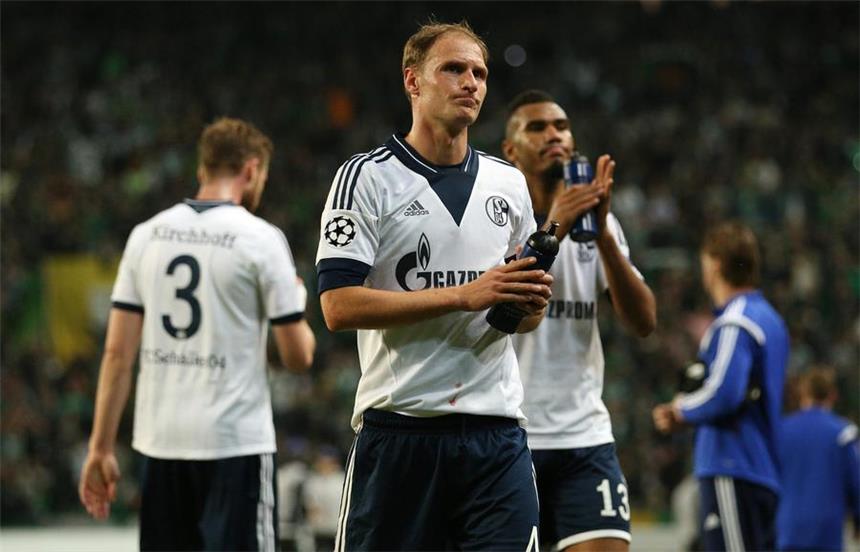 Schalke-Kapitän Höwedes kritisiert Ex-Trainer Keller Schalke-Kapitän Benedikt Höwedes hat Ex-Trainer Jens Keller nach der Niederlage in Lissabon kritisiert.