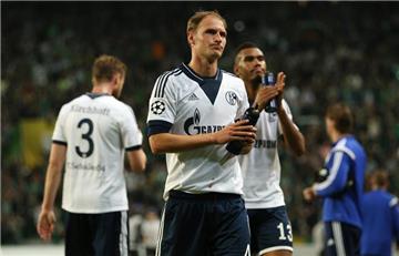 Schalke-Kapitän Benedikt Höwedes hat Ex-Trainer Jens Keller nach der Niederlage in Lissabon kritisiert.