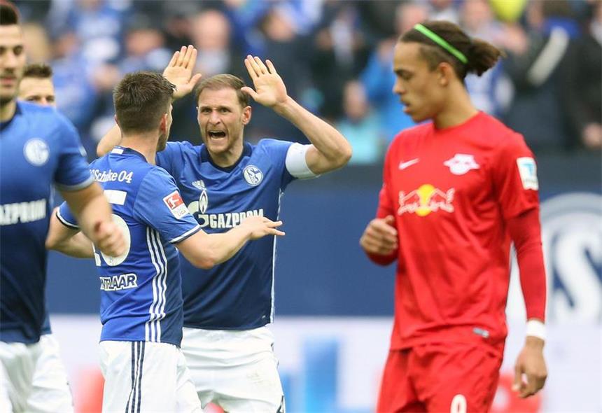 Schalke-Kapitän Höwedes kontert Matthäus-Kritik Schalke-Kapitän Benedikt Höwedes (M.) hat die Kritik von Lothar Matthäus gekontert.