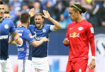 Schalke-Kapitän Benedikt Höwedes (M.) hat die Kritik von Lothar Matthäus gekontert.