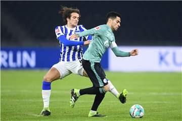 Schalke-Kapitän Omar Mascarell (r.) leistete sich manche leichtfertige Ballverluste.