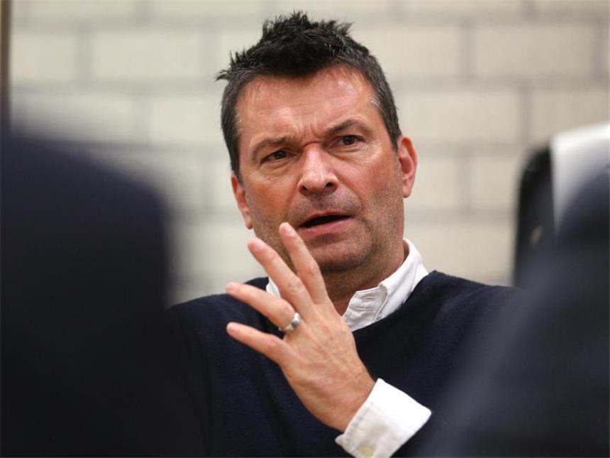 "Ich bin ein Fußball-Romantiker mit Realitätssinn" Schalke-Manager Christian Heidel äußerte sich zur Kritik einiger Fans an seiner Person.