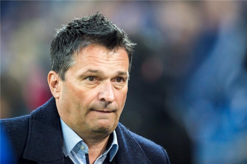Schalke-Manager Christian Heidel befindet sich auf der Suche nach einem Mittelfeldspieler.