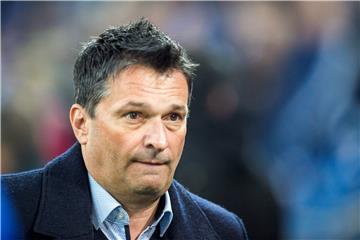 Schalke-Manager Christian Heidel befindet sich auf der Suche nach einem Mittelfeldspieler.