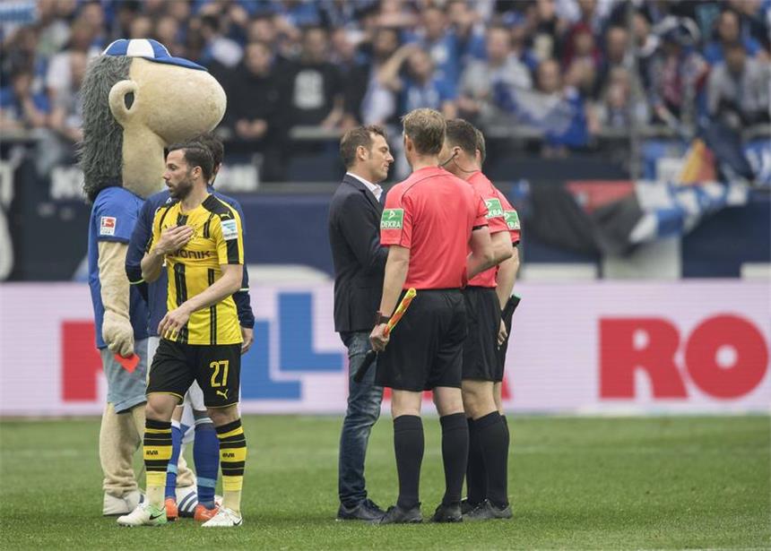 S04-Maskottchen Erwin kommt mit Ermahnung davon Schalke-Maskottchen Erwin kommt mit einer Ermahnung davon.