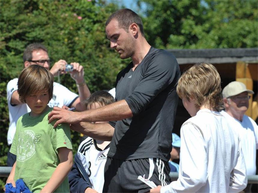 Die Nationalmannschaft: Rekordtorschützen auf einen Blick Schalke-Neuzugang Christoph Metzelder schreibt Autogramme.