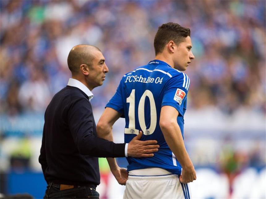 Schalke-Star Julian Draxler (r) hält viel von Trainer Roberto Di Matteo. 