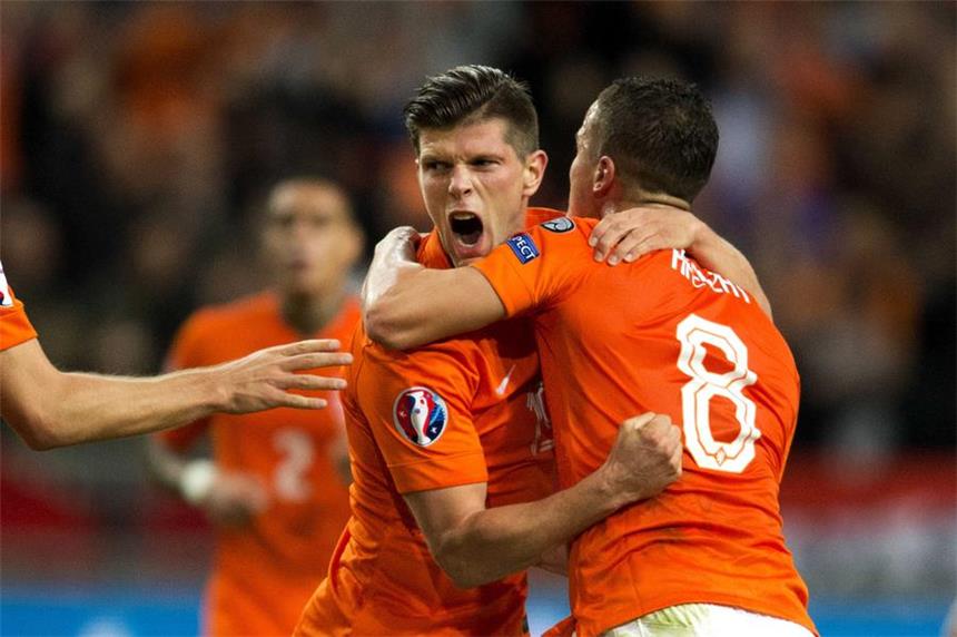 Zehn Schalker sind international unterwegs Schalke-Stürmer Klaas-Jan Huntelaar (l.) kann nach dem 2:0-Erfolg gegen Lettland wieder hoffen.