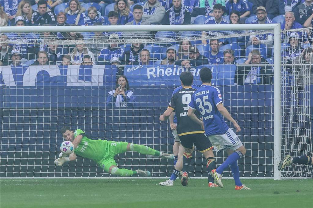 Schalke hadert mit Schiedsrichter-Entscheidung: Schalke-Torhüter Marius Müller zeigte gute Paraden.