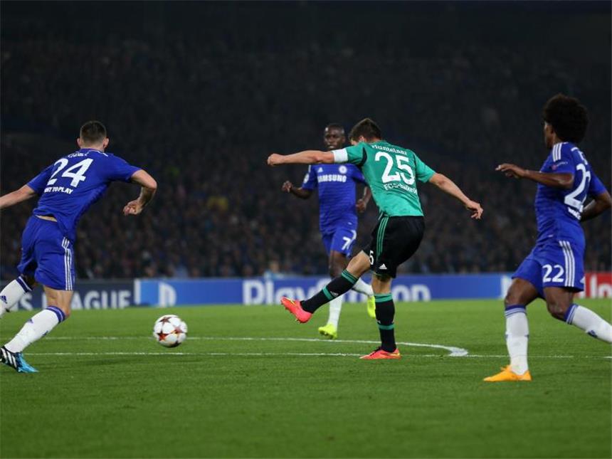 Schalker Ausrufezeichen: 1:1 beim FC Chelsea Schalke-Torjäger Klaas-Jan Huntelaar (M.) erzielte nach dem Seitenwechsel das 1:1. Foto: Ina Fassbender