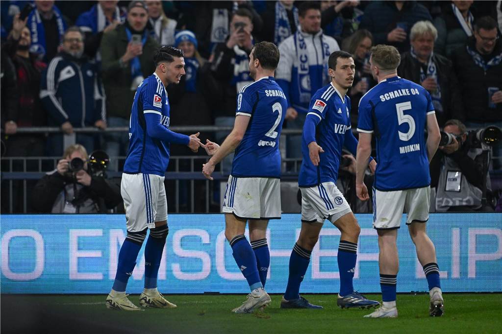 Was Klaus Fischer jetzt von Schalke erwartet Schalker Spieler jubeln beim Sieg gegen St. Pauli
