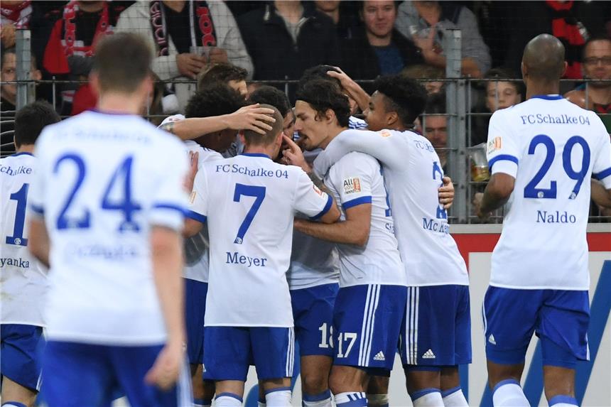 Schalke holt Arbeitssieg und setzt sich oben fest Schalker Jubel nach dem Treffer von Daniel Caligiuri (verdeckt).