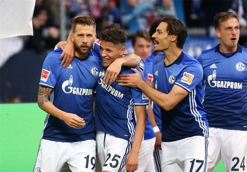 Schalker Jubel nach dem Treffer zum 3:1 durch Guido Burgstaller (l.).