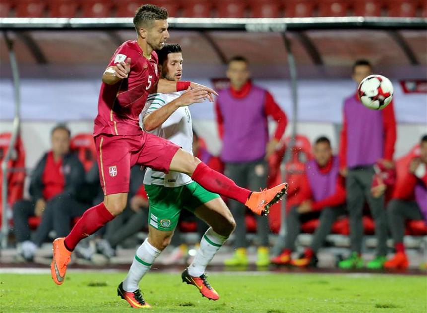 Nastasic bleibt mit Serbien weiter ungeschlagen Schalkes Abwehrspieler Matija Nastasic (l.) und die serbische Nationalmannscaft, hier im Duell mit Irland, blieben auch gegen Wales ungeschlagen.
