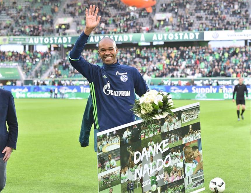Naldo wird von den Wolfsburger Fans gefeiert Schalkes Abwehrspieler Naldo wurde von den Wolfsburger Fans herzlich verabschiedet.