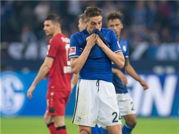 Schalkes Bastian Oczipka steht vor einer schwierigen Entscheidung.