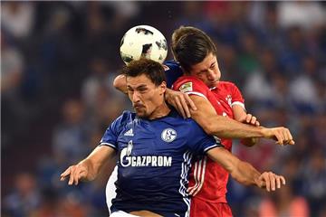 Schalkes Benjamin Stambouli (l.), hier im Zweikampf mit Bayerns Robert Lewandowski, brachte am Freitag Spritzigkeit ins defensive Mittelfeld der Königsblauen.
