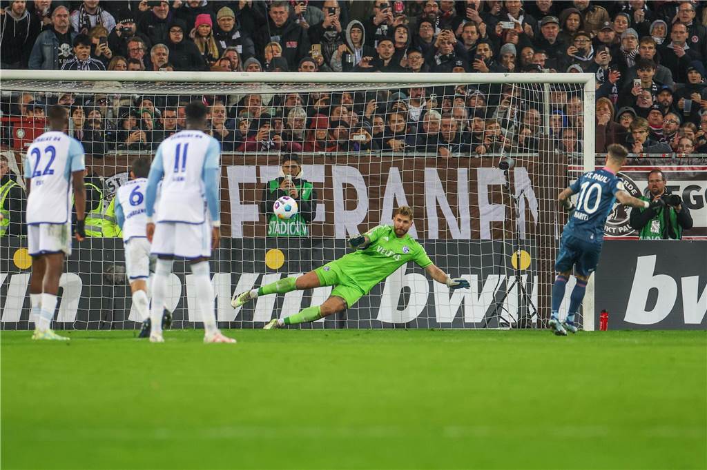 Auch im Pokal ist noch reichlich Luft nach oben 31.10.2023, Fussball, DFB Pokal, 2. Runde 2023/2024, FC St. Pauli - FC Schalke 04, Marcel Hertel (FC St. Pauli) verwandelt den Elfmeter zum 1 zu 1. Foto: Tim Rehbein/RHR-FOTO