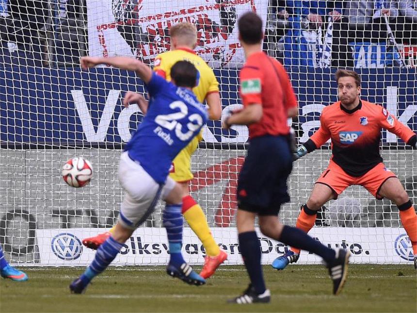 Schalkes Christian Fuchs (l) trifft zum 1:0 gegen 1899 Hoffenheim. Foto: Marius Becker