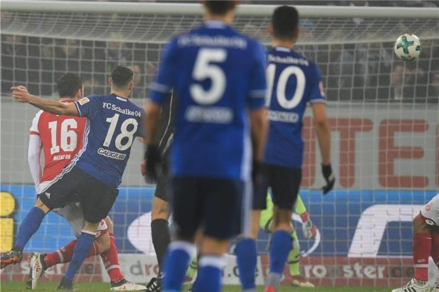 Schalke 04 festigt Platz zwei mit 1:0 in Mainz Schalkes Daniel Caligiuri (2.v.l.) erzielt das Tor zum 1:0. Foto: Arne Dedert/Aktuell