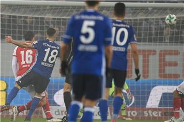 Schalkes Daniel Caligiuri (2.v.l.) erzielt das Tor zum 1:0. Foto: Arne Dedert/Aktuell