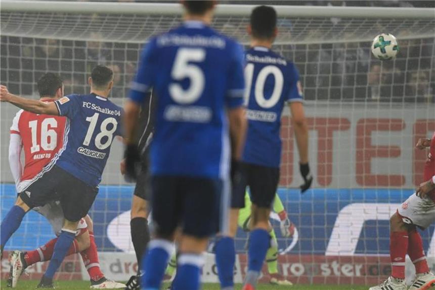 Schalke hält Kurs auf Königsklasse - 1:0 in Mainz Schalkes Daniel Caligiuri (2.v.l./18) erzielt das Tor zum 1:0 gegen den FSV Mainz 05. Foto: Arne Dedert