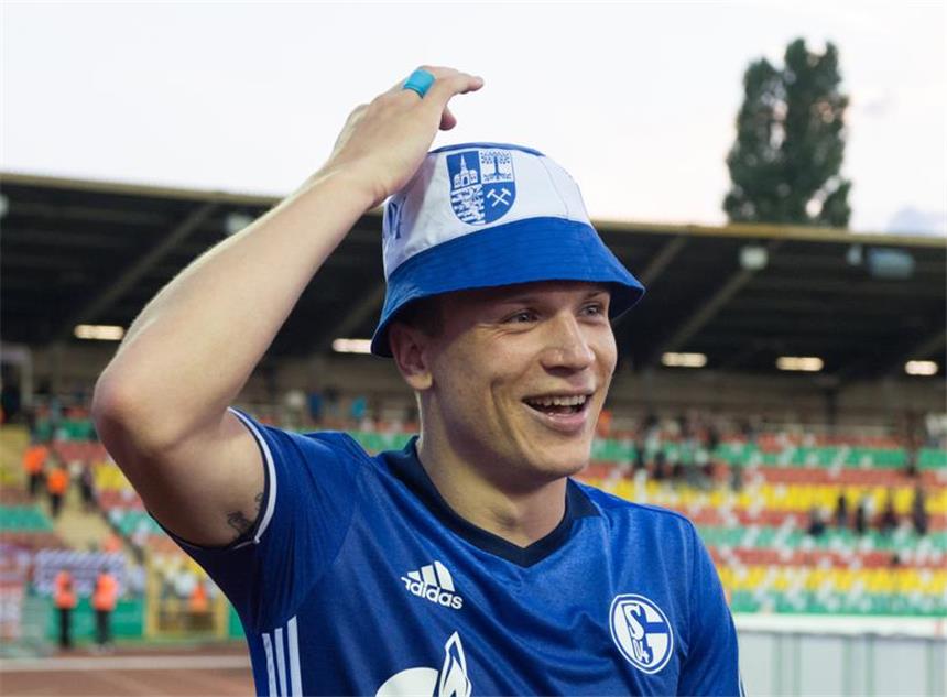 Neustart für Schalkes Yevhen Konoplyanka Schalkes Doppeltorschütze Yevhen Konoplyanka feierte nach dem Sieg im DFB-Pokal mit den Fans.