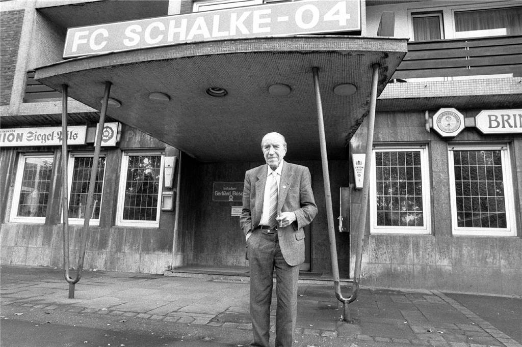 Borussia Dortmund und der FC Schalke 04: Wie eine Freundschaft zerbrach Schalkes Ernst Kuzorra wechselte 1935 als Trainer zu Borussia Dortmund.
