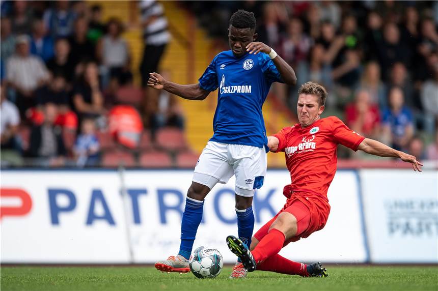 3:1 in Oberhausen: Rabbi Matondo erzielt erstes S04-Saisontor, Ahmed Kutucu trifft zweimal Schalkes erster Saison-Torschütze: Rabbi Matondo (li., hier gegen Oberhausens Nico Klaß) traf zur 1:0-Führung beim 3:1-Testspielsieg.