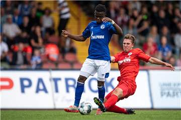 Schalkes erster Saison-Torschütze: Rabbi Matondo (li., hier gegen Oberhausens Nico Klaß) traf zur 1:0-Führung beim 3:1-Testspielsieg.
