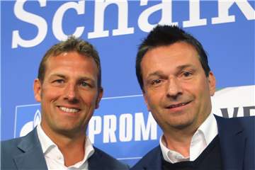 Schalkes Ex-Trainer Markus Weinzierl (l.) mit Ex-Manager Christian Heidel: Ablösesumme an den FC Augsburg bezahlt.