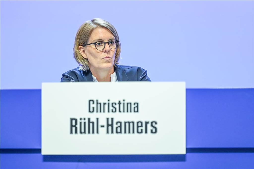 Schalke 04 und das Fernduell mit dem Hamburger SV: Schalkes Finanzchefin Christina Rühl-Hamers würde sich über jeden Euro als Zusatzeinnahme freuen.