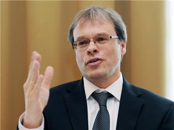 Schalkes Finanzvorstand Peter Peters will die Schalker Verbindlichkeiten bis 2019 unter 100 Millionen Euro senken. 