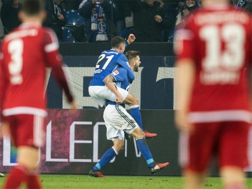 "Joker" Burgstaller sticht und erlöst Schalke Schalkes Guido Burgstaller jubelt mit Alessandro Schöpf (21) über seinen Treffer zum 1:0-Endstand.