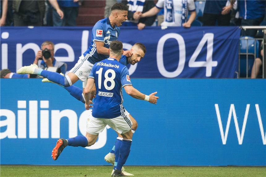 FC Schalke 04 verabschiedet sich mit einem Heimsieg Schalkes Guido Burgstaller (r.) lässt sich für seinen Führungstreffer feiern.